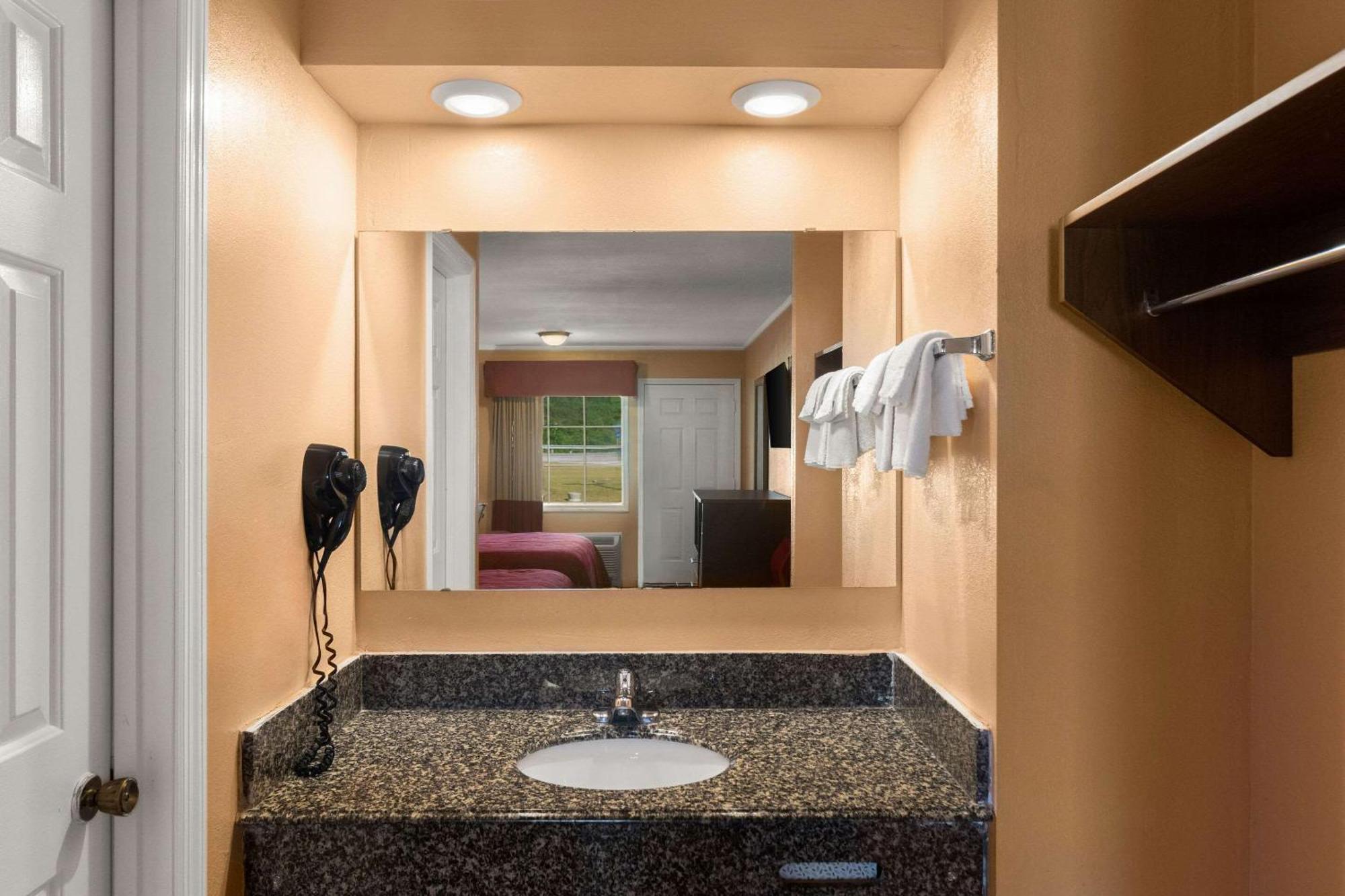 Econo Lodge Cornersville Eksteriør billede